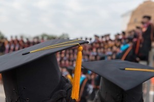 Graduates,Wear,Graduation,Gowns,ceremonies,Of,University,Graduates.