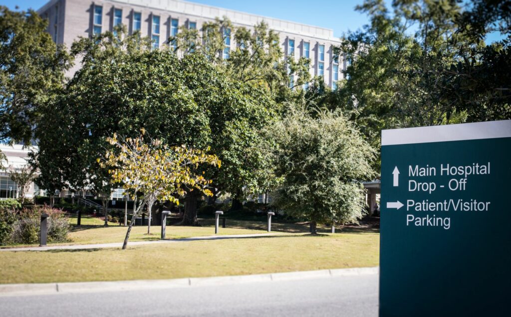 A,Hospital,Sign,Directs,Patients,And,Visitors.